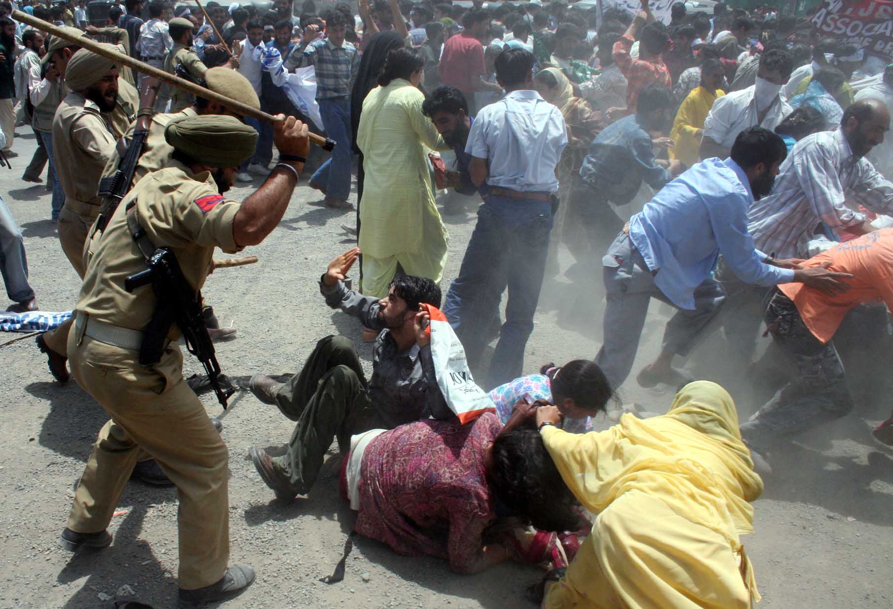 pic01-16-7-07-indian-police-personnel-beat-female-teachers-n.jpg