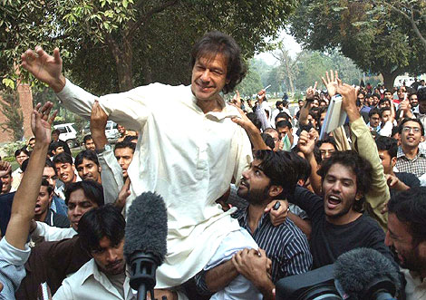 Imran-khan-in-Punjab-University-on-14-November-2007-in-protest-to-Musharraf-Emergency.jpg