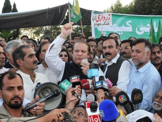 Nawaz-Sharif-Address-out-side-parliament-in-Islamabad-on-Oct-12-2011-2.jpg