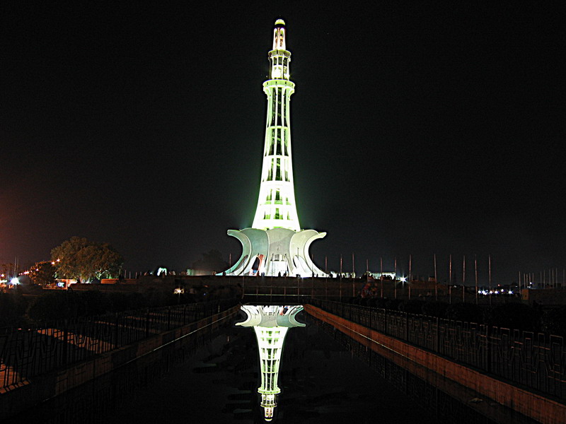 Minar-E-Pakistan-Night-View.jpg