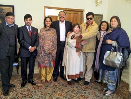 Shatrughan+Sinha+with+General+Ziul+Haq+son+Ijaz+ul+Haq+and+his+Family.jpg