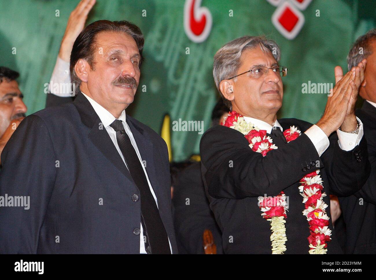 pakistans-deposed-chief-justice-iftikhar-chaudhry-l-and-aitzaz-ahsan-leader-of-the-lawyers-movement-gesture-during-lawyers-convention-in-lahore-june-12-2008-hundreds-of-pakistani-lawyers-and-political-activists-began-a-cross-country-rally-on-wednesday-to-press-the-new-government-to-restore-judges-president-pervez-musharraf-fired-reutersmohsin-raza-pakistan-2D23YMM.jpg