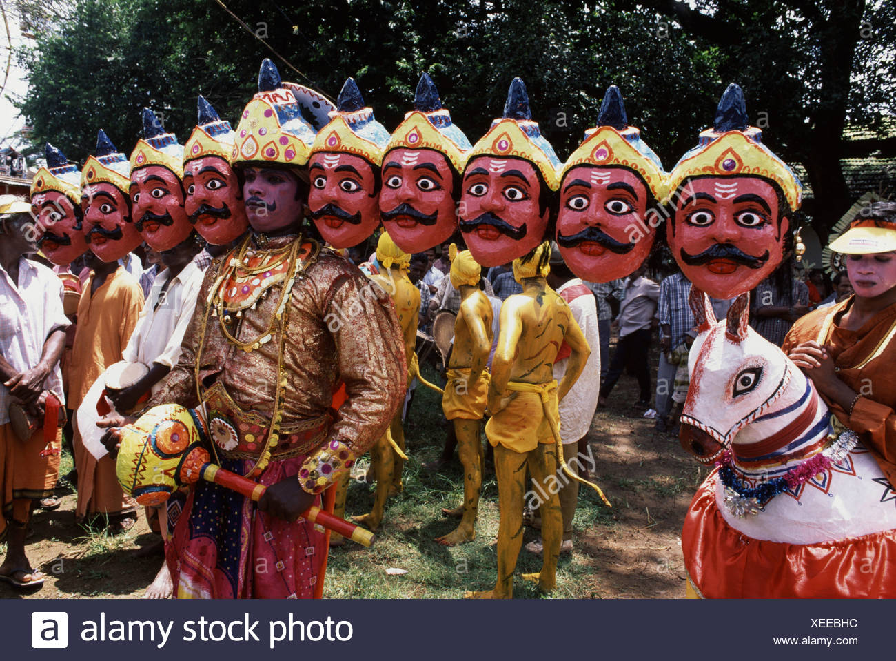 man-dressed-as-the-ravana-a-ten-headed-king-of-demons-in-hindu-mythology-in-a-traditional-festival-thrippunithura-cochin-kerala-XEEBHC.jpg