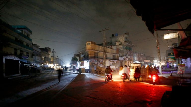 skynews-pakistan-power-outage_5232887.jpg