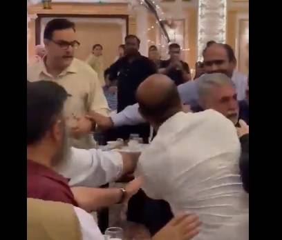 watch-noor-alam-khan-ppp-leaders-scuffle-with-elderly-citizen-at-islamabad-hotel-1649827331-4142.jpg