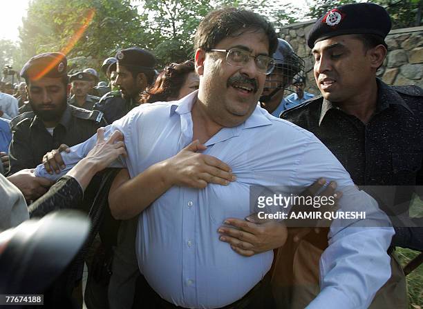 pakistani-policemen-arrest-a-civil-rights-activist-who-was-trying-to-march-towards-ousted-chief.jpg