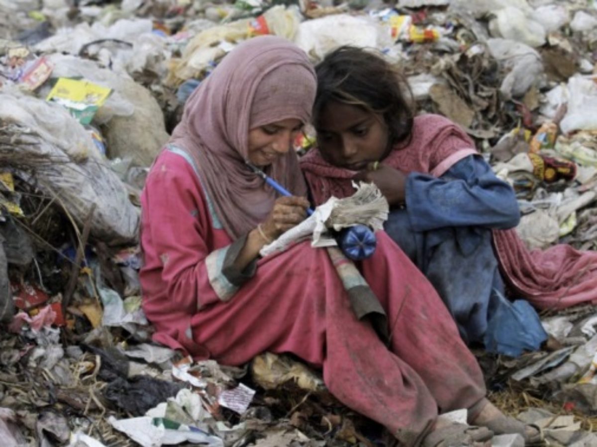 Poverty-In-Pakistan-1200x900.jpg